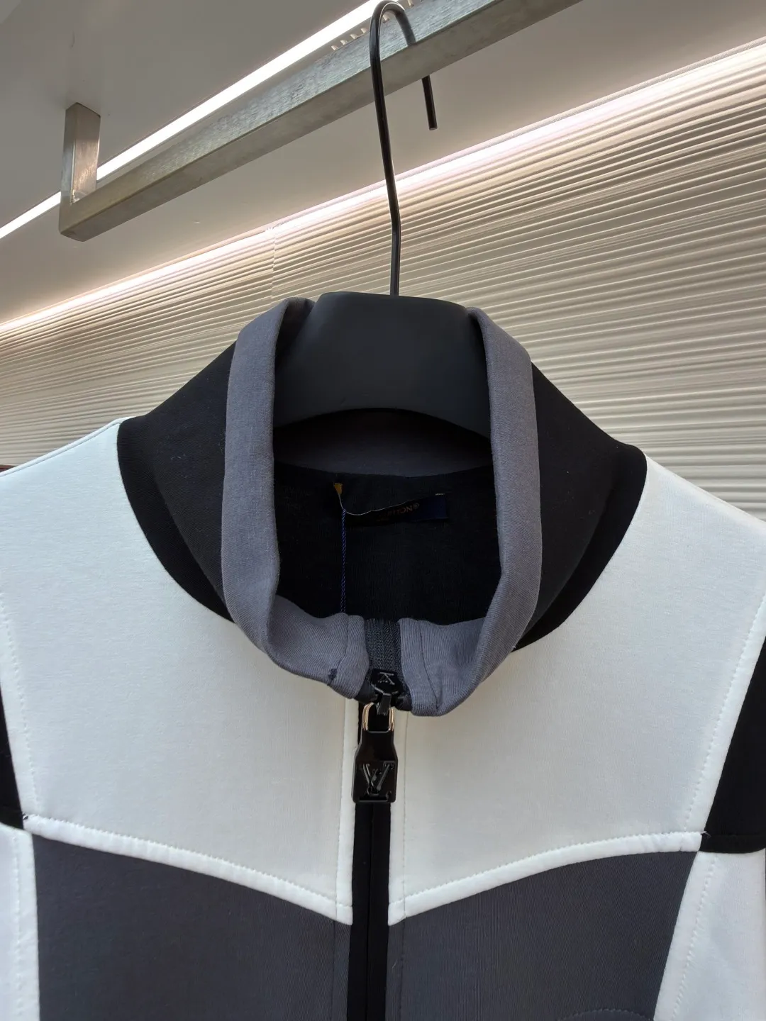 LOUIS VUITTON Spliced jogging sweatshirt long-sleeved sweatshirt ●Original version: Purchased and developed by 13126 ●Item number: 1682019-B70 ●Fabric: 100% cotton ●Technology: Made by positioning cutting machine ●Color: black, gray and white ●Version: fitted version ●Weight: about 1015 grams ●Size: S-M-L-XL ●Description: This Louis Vuitton color-blocked jacket is made of high-elastic composite knitted fabric (polyester fiber + spandex blend), which has been treated with matte brushing, giving it both stiffness and skin-friendly feel. The body of the garment adopts geometric color-blocking cutting technology: black, gray, and white pieces are spliced ​​diagonally in a V-shape, and the edges are processed by "laser seamless fit + same-color overlocking" to ensure smooth seams without any irritation. The "VUITTON" logo on the chest uses a three-dimensional silicone imprinting process. It is first laid with a low-temperature setting glue layer and then covered with a matte coating to take into account the three-dimensionality and washability of the logo. The neckline is a stand-up collar design with built-in elastic lining reinforcement; the zipper is made of brand-customized metal, and the chain teeth are the same color as the fabric; the cuffs and hem are equipped with high-elastic ribbing, and the overall shape is ergonomically optimized to suit daily casual scenes. The overall wiring is straight and delicate, the fabric is comfortable and soft, and the color is consistent without color difference. It can be matched with the same style to create a fashionable look and control various occasions. Customized accessories, complete with three standards, same style for men and women!